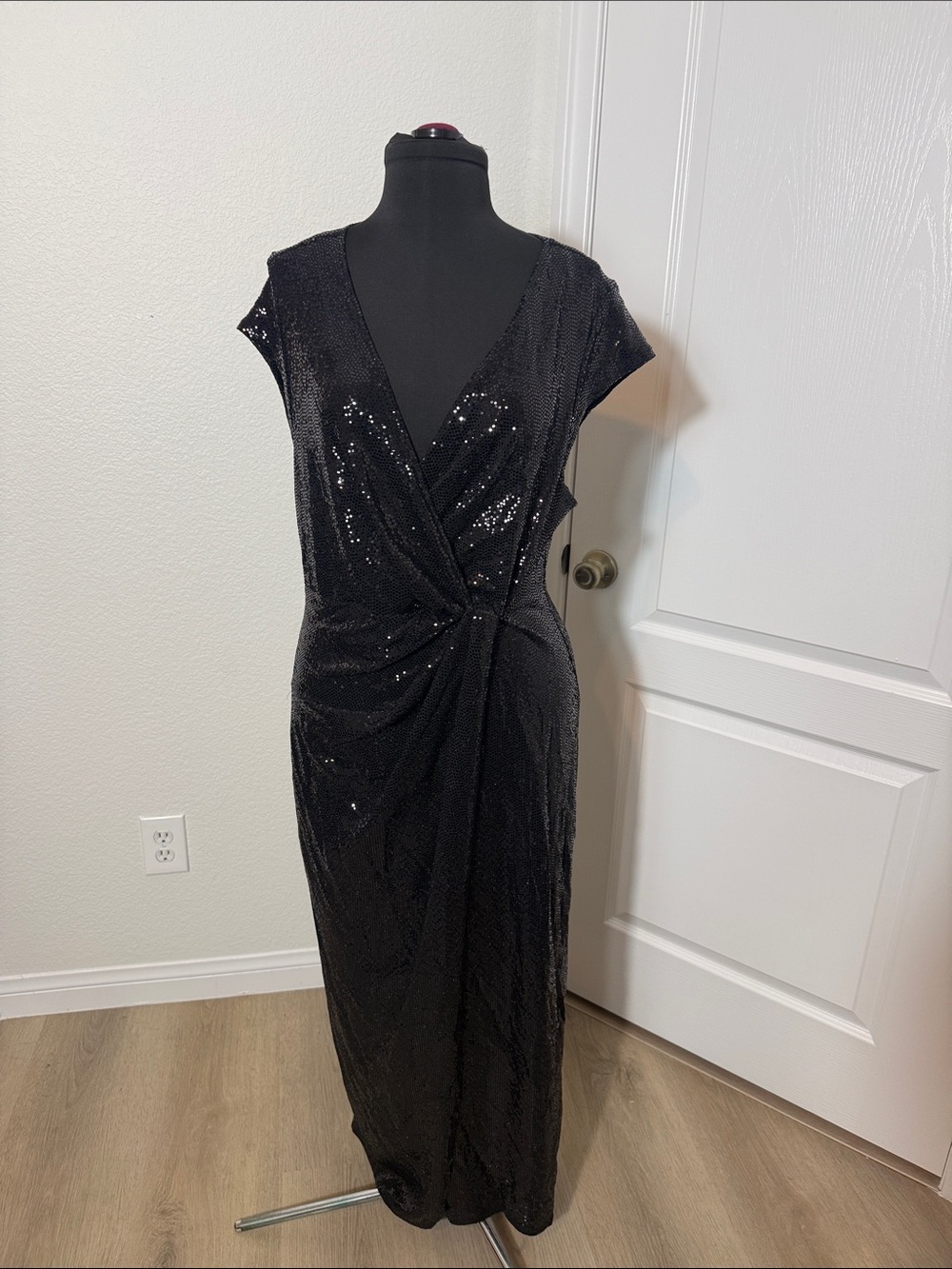 Elegant Black Sequin V-Neck Maxi Dress with Twist Detail Made in Egypt - Picture 8 of 8